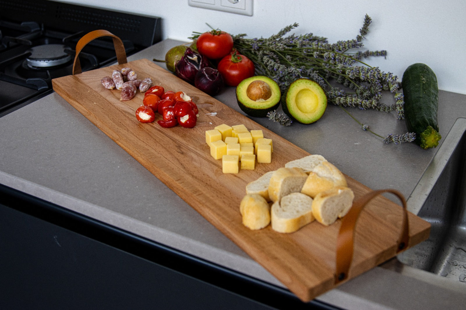 Borrelplank met leren handvatten – beukenhouten - luxe serveerplank - 69×19cm