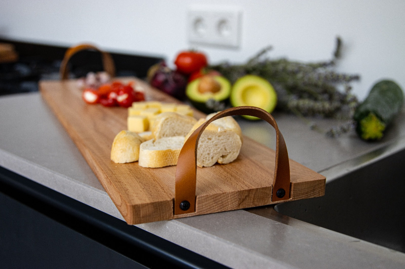 Borrelplank met leren handvatten – beukenhouten - luxe serveerplank - 69×19cm