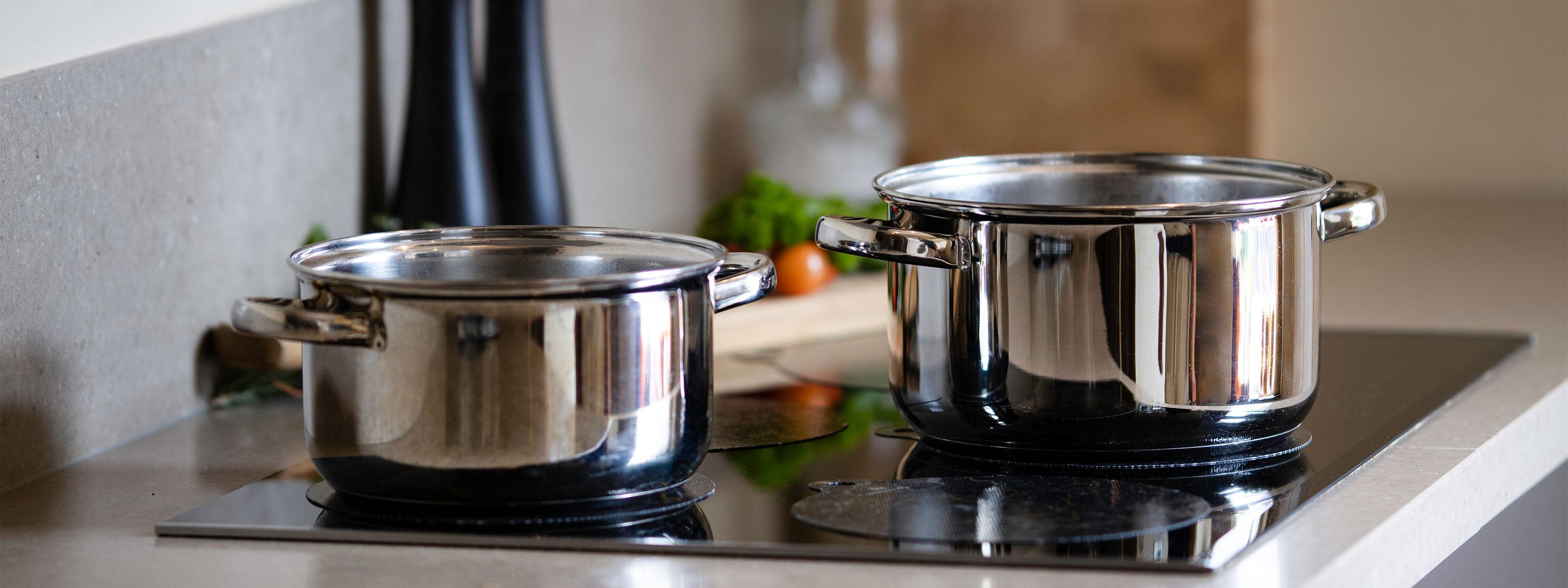 Inductiematten met pannen zijaanzicht