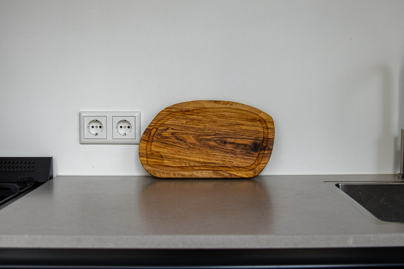 Borrelplank ovaal olijfhout met sapgeul – serveerplank - 35x15 cm