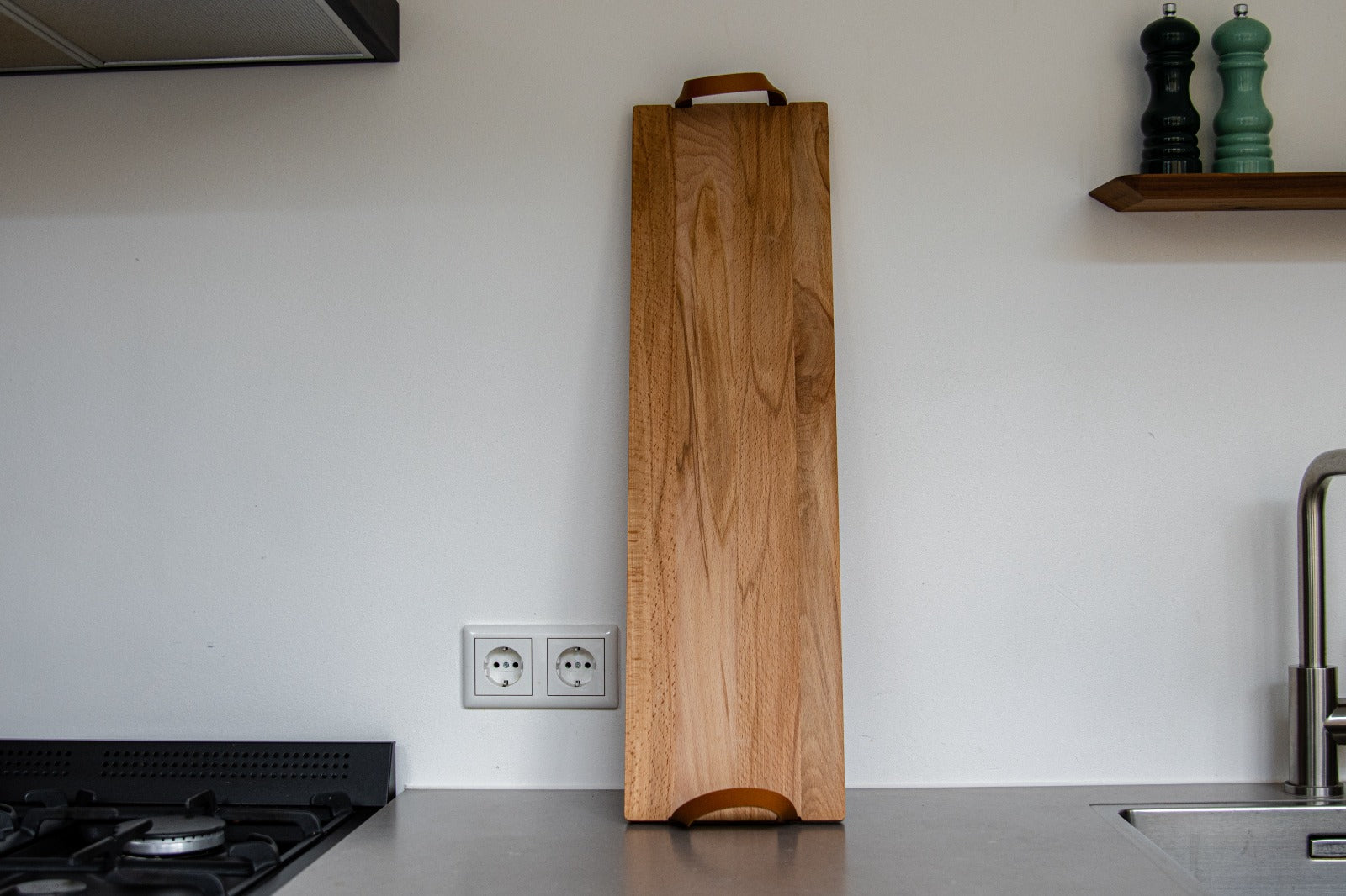 Borrelplank met leren handvatten – beukenhouten - luxe serveerplank - 69×19cm