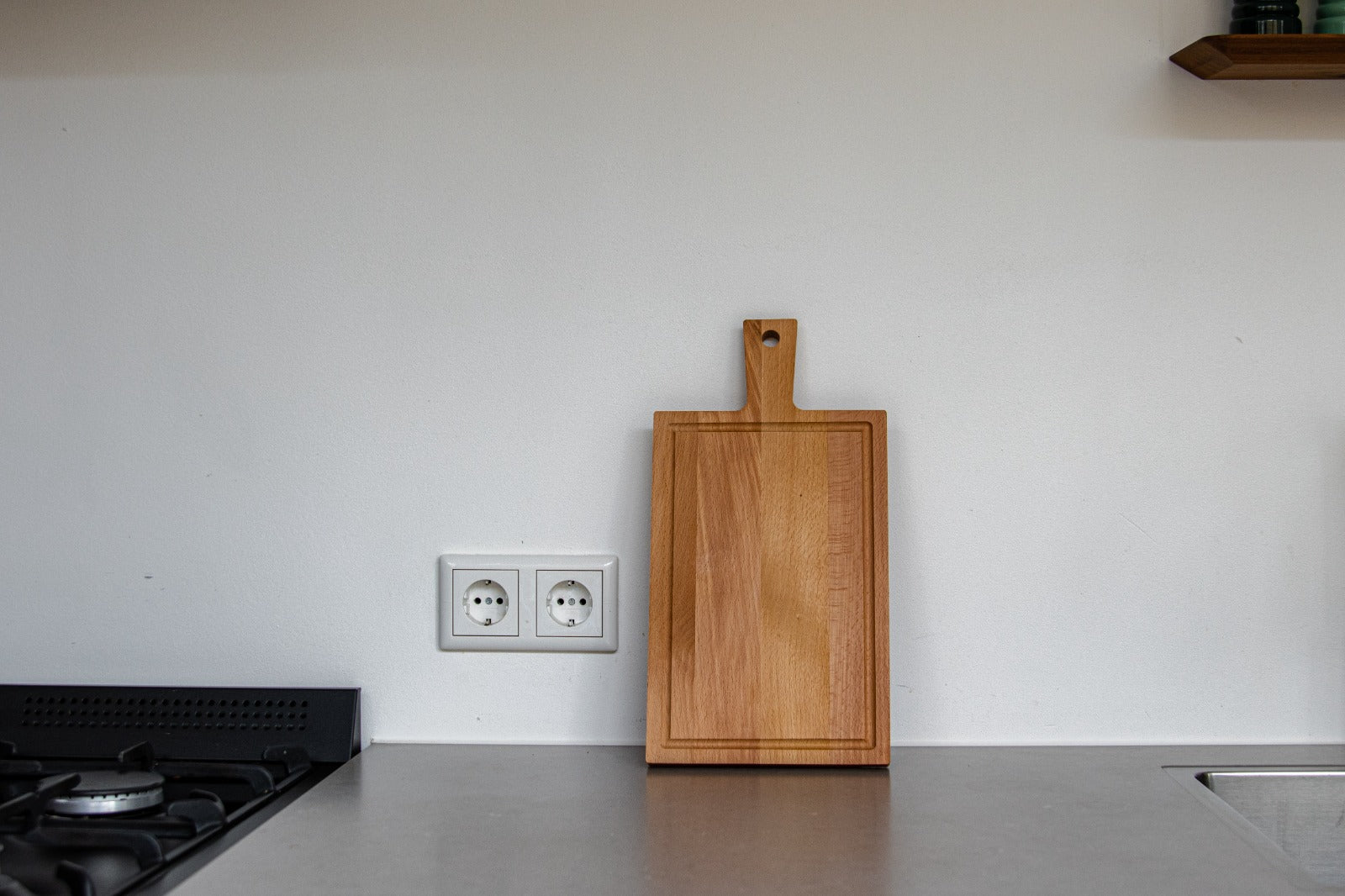 Borrelplank beukenhout – met sapgeul & handvat – ideaal voor hapjes – 33×16 cm