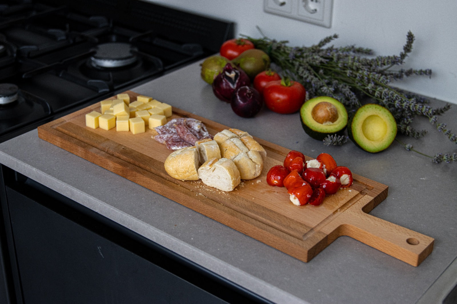 Borrelplank beuken met handvat en sapgeul – 59×19 cm