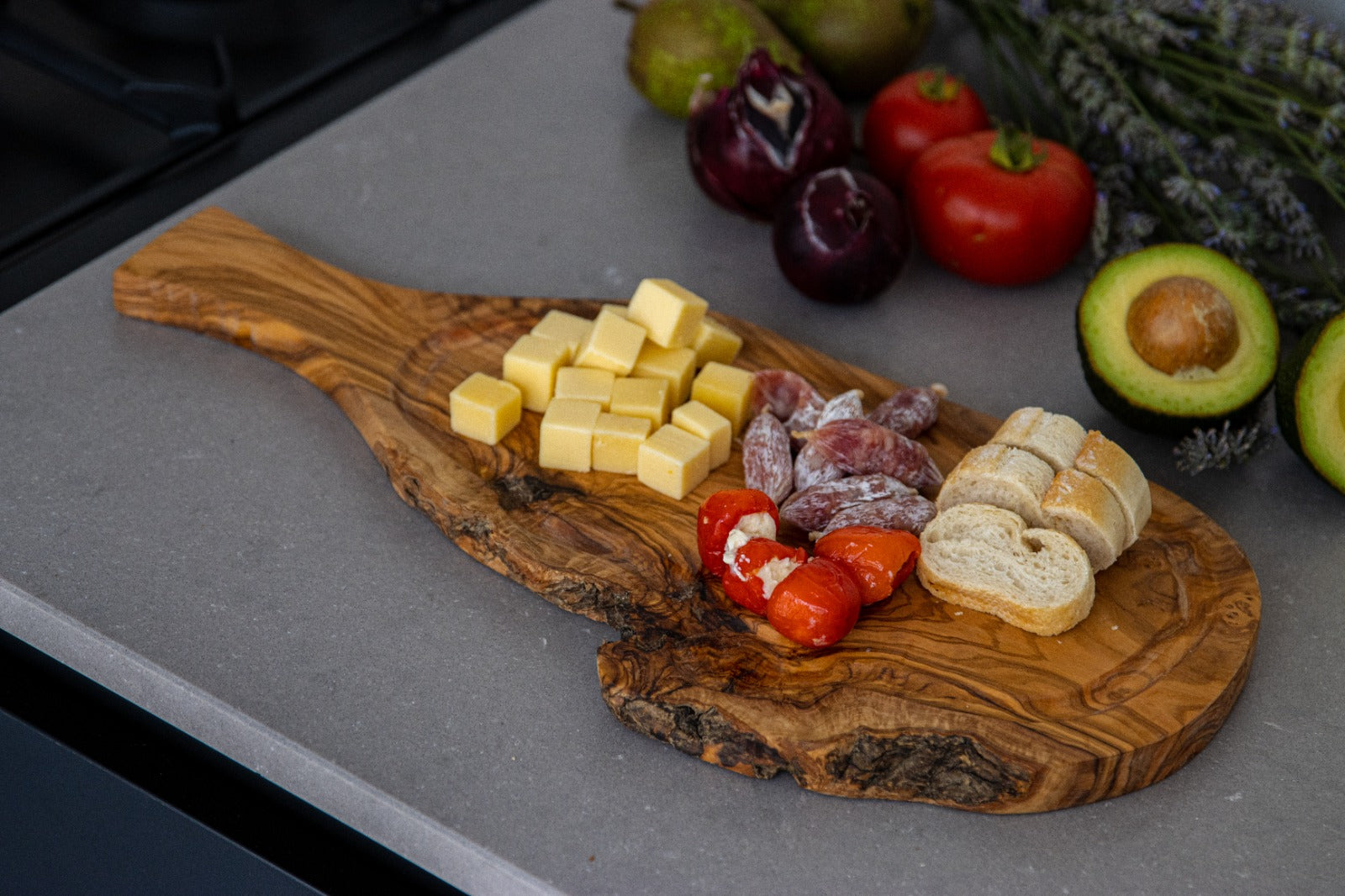 Borrelplank met handvat en sapgeul - Olijfhouten – 45x18 cm