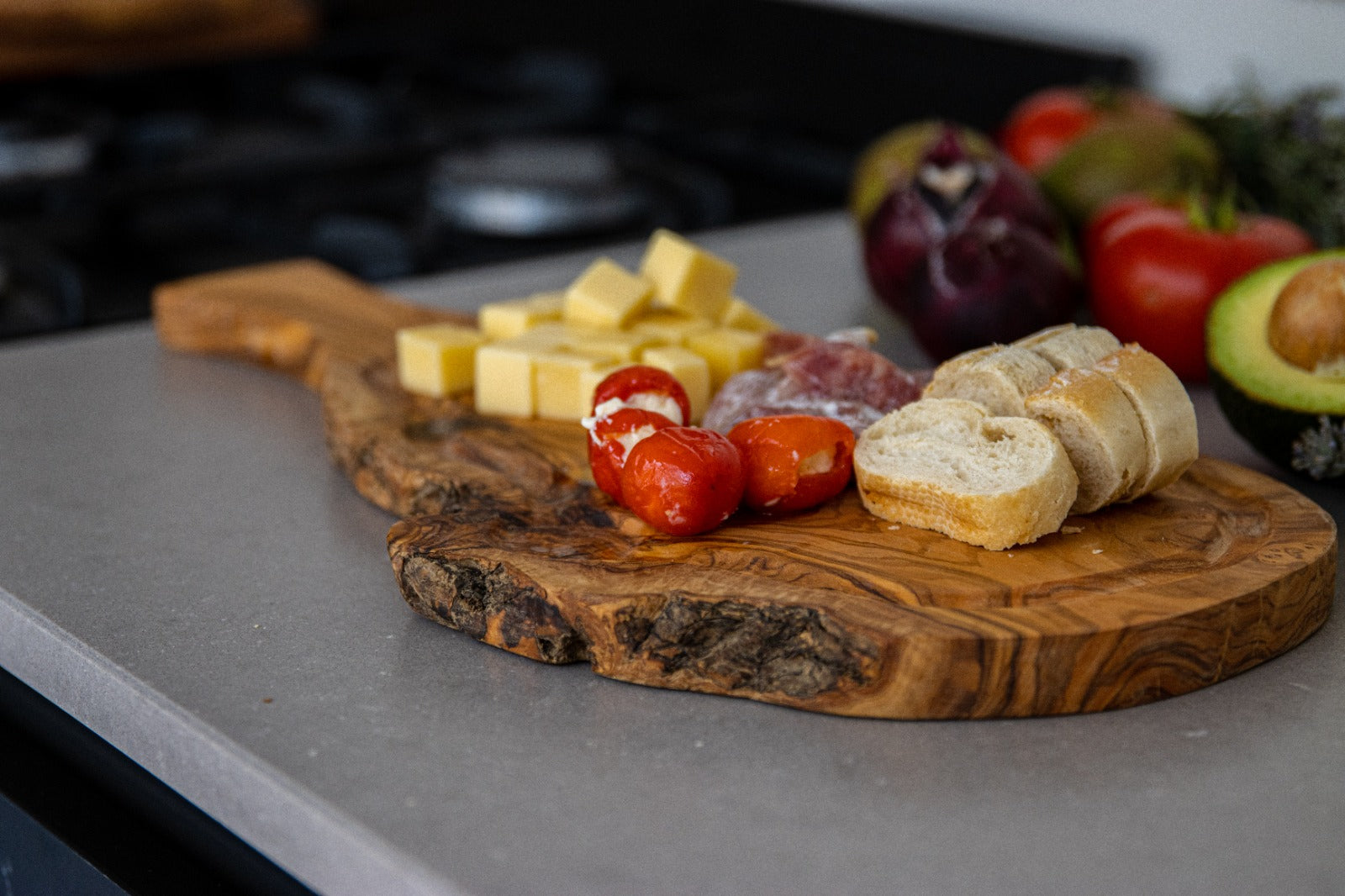 Borrelplank met handvat en sapgeul - Olijfhouten – 45x18 cm