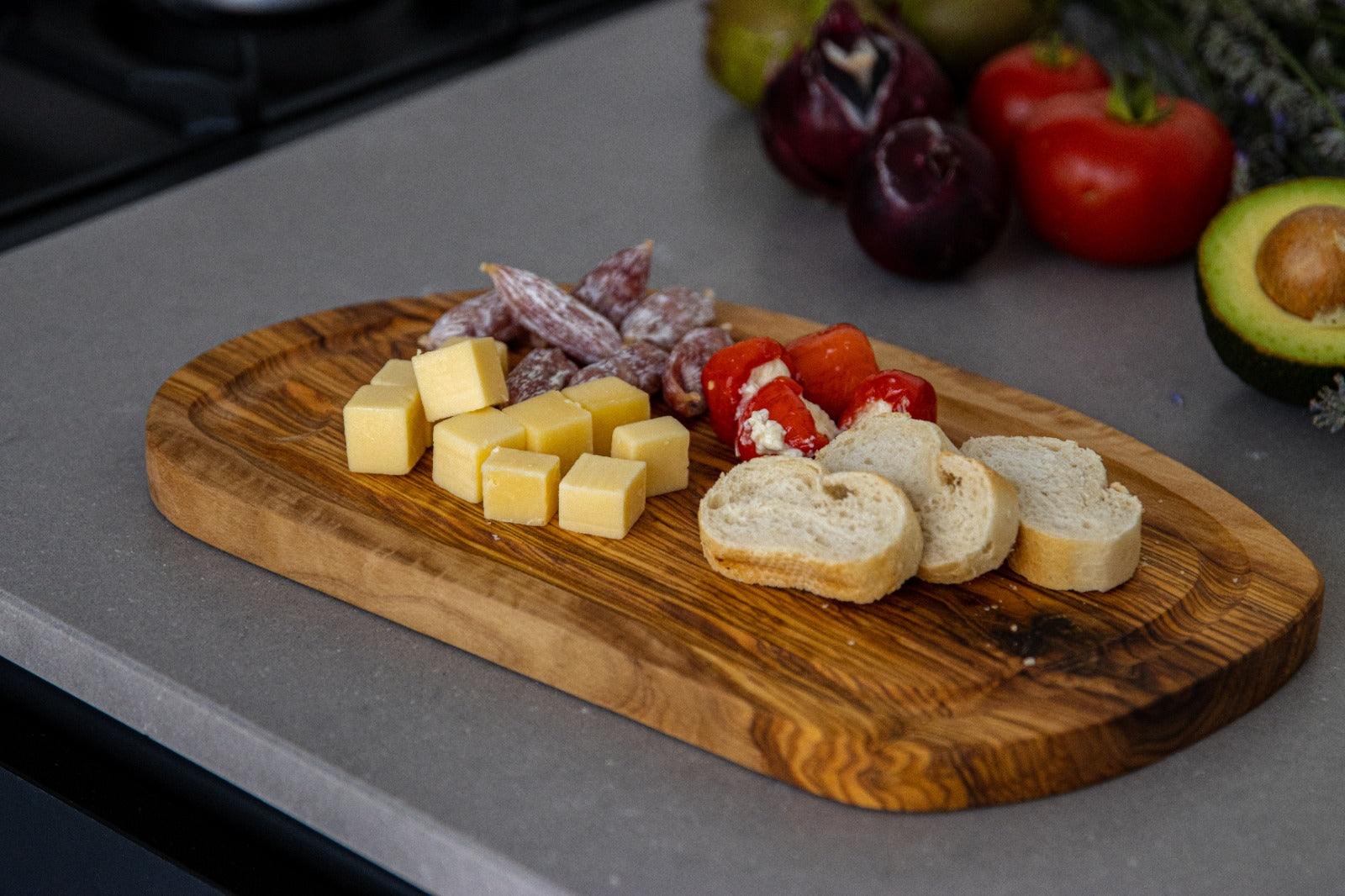 Borrelplank ovaal olijfhout met sapgeul – serveerplank - 35x15 cm
