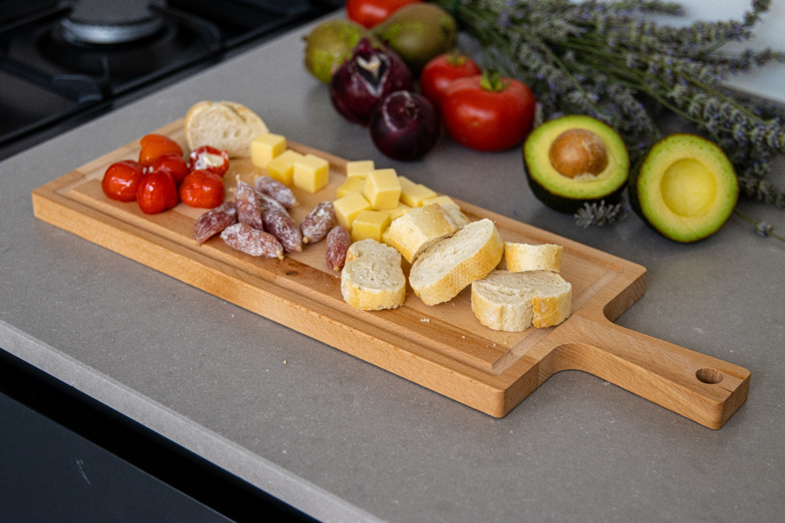 Borrelplank beuken met handvat en sapgeul – 48×17 cm