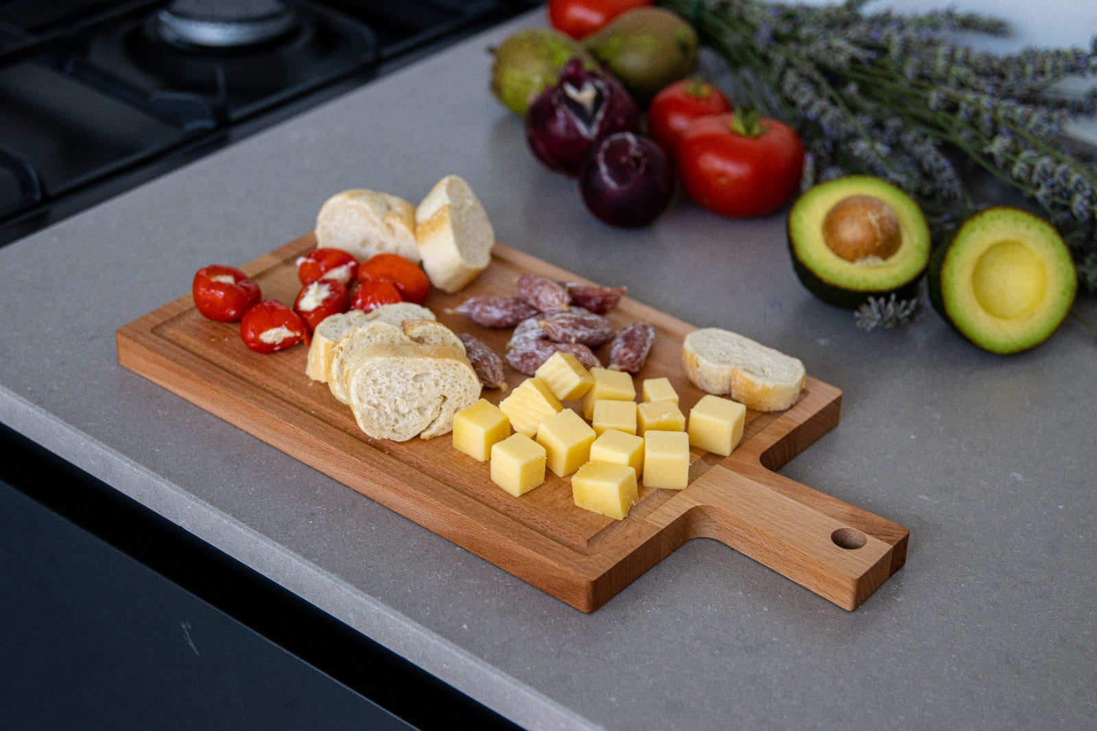 Borrelplank beukenhout – met sapgeul & handvat – ideaal voor hapjes – 33×16 cm