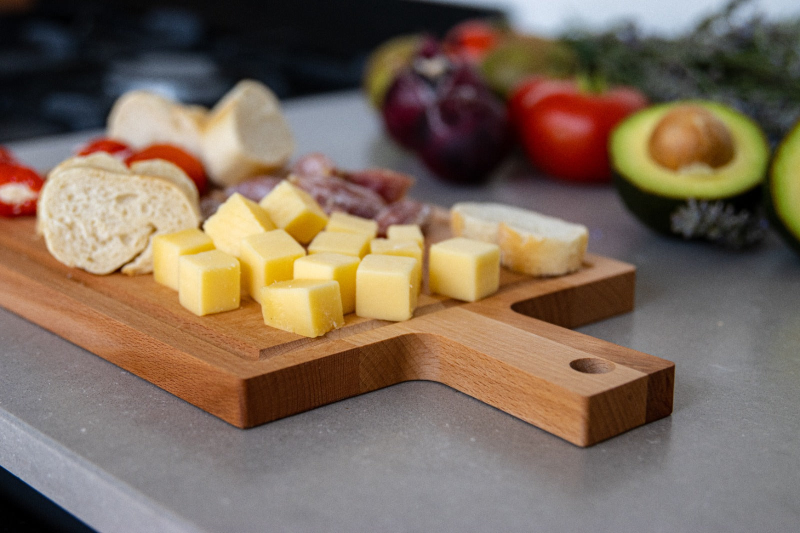 Borrelplank beukenhout – met sapgeul & handvat – ideaal voor hapjes – 33×16 cm