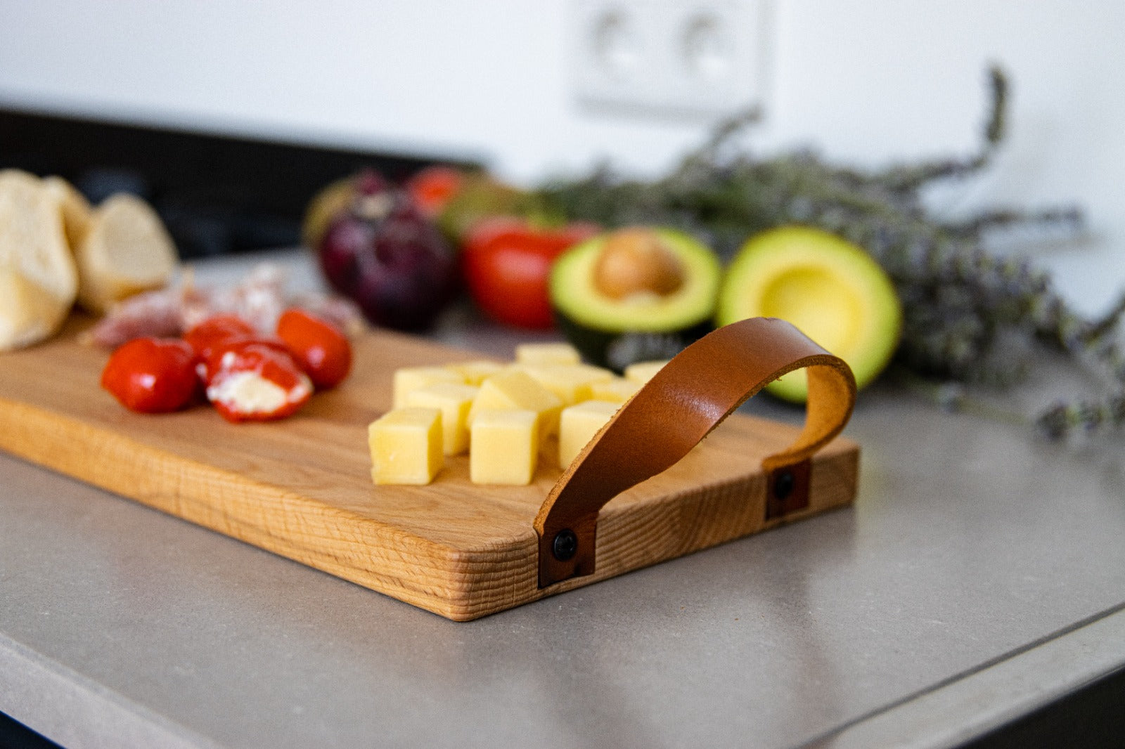 Borrelplank beuken met leren handvatten - luxe serveerplank - 48×17 cm