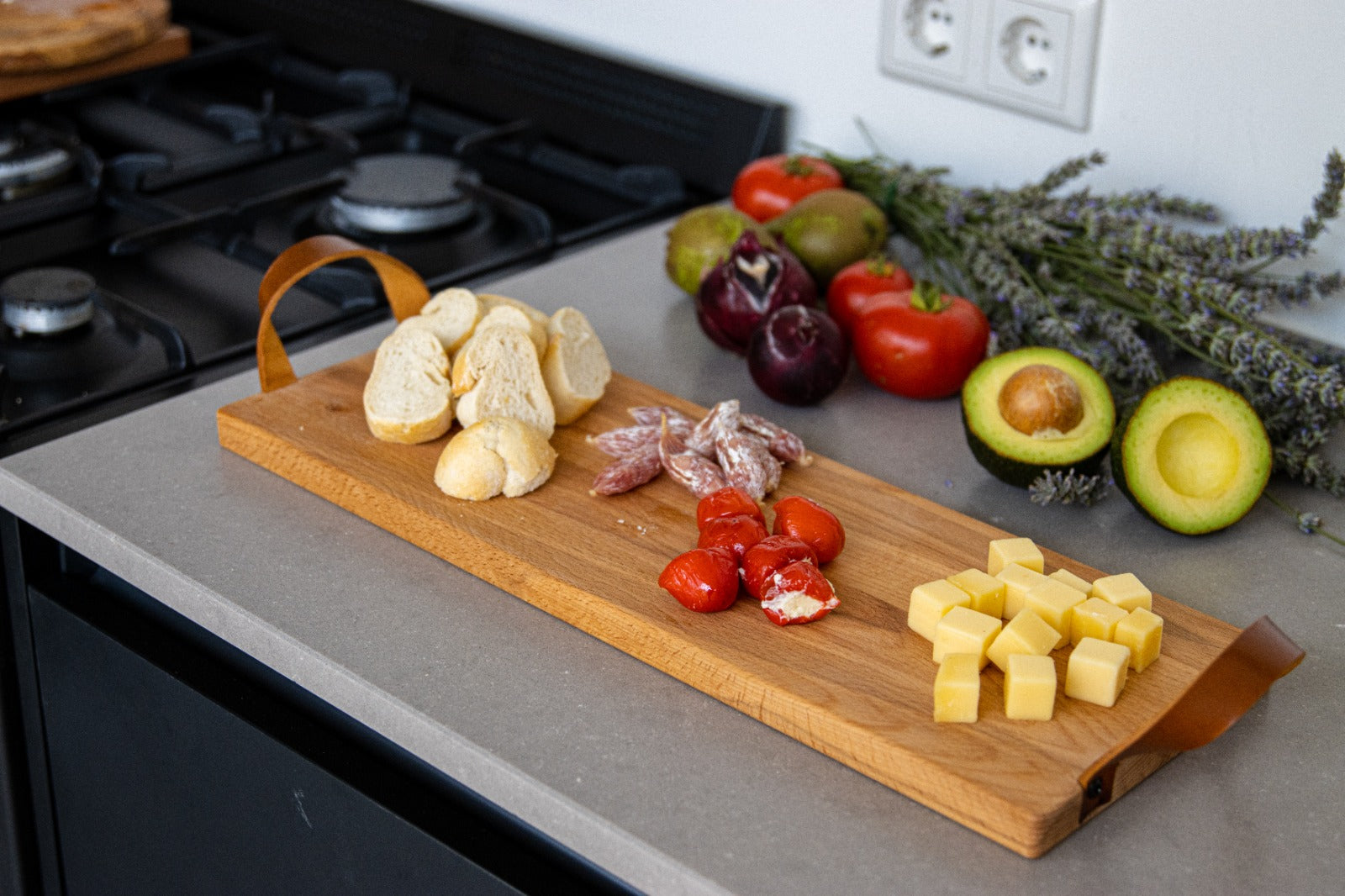 Borrelplank beuken met leren handvatten - luxe serveerplank - 48×17 cm