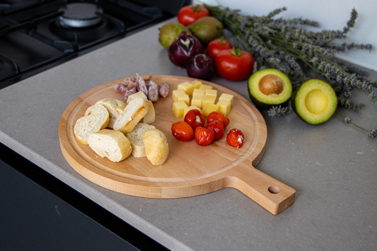 Borrelplank - rond beuken - met handvat – Ø 31 cm