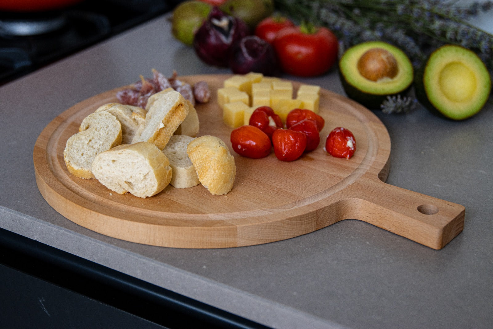 Borrelplank - rond beuken - met handvat – Ø 31 cm
