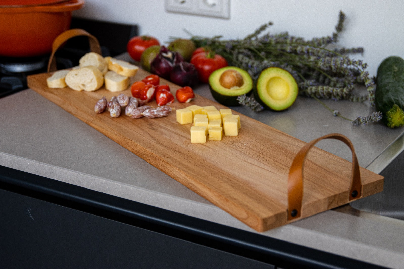 Borrelplank met leren handvatten – beukenhouten - luxe serveerplank - 69×19cm