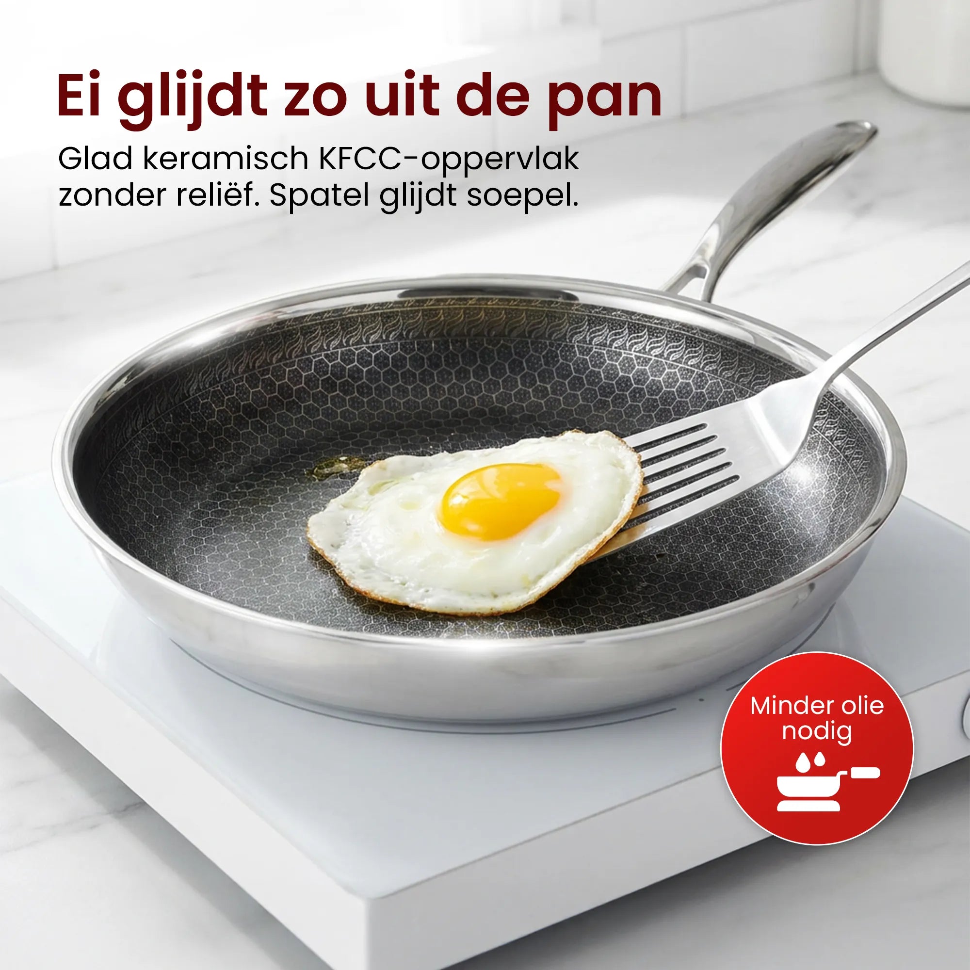 Gebakken ei dat gemakkelijk uit de Inductie Maatje hybride koekenpan glijdt dankzij het gladde keramische oppervlak.